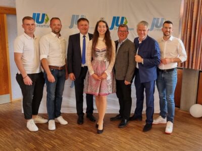 V.l.n.r.: stv. JU-Landesvorsitzender Johannes Konrad, JU-Bezirksvorsitzender Thomas Siepak, Gastredner zur Sicherheitspolitik Manfred Scholl, Gaibacher Weinprinzessin Maria Barthelme, Europaabgeordneter Stefan Köhler, CSU-Bezirksvorsitzender Steffen Vogel und JU-Kreisvorsitzender Kitzingen Simon Rinke.