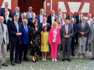 Gruppenfoto der fränkischen Landräte mit der Regierungspräsidentin und den Regierungspräsidenten aus Mittel-, Ober- und Unterfranken am Rande der Bezirksverbände-Sitzung des Bayerischen Landkreistages in Wolframs-Eschenbach. Foto: Landratsamt Ansbach