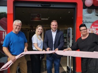 Bei der feierlichen Eröffnung des neuen Drogeriemarktes ROSSMANN von links 3. Bürgermeister Bernd Götzendörfer, Filialleiterin Franziska Kupzcyk, Bürgermeister Stefan Rottmann und Bezirksleiterin Deborah Lawson-Störmer.