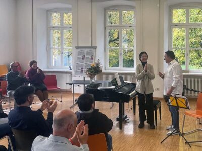 Ruyung Wang und Andreas Fesel am Ende des literarisch-musikalischen Konzerts (Foto: Psychiatrie Werneck/ Benedikt Heinrich)