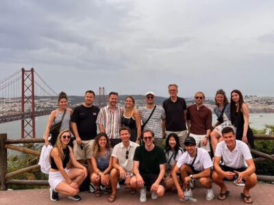 Die Exkursionsgruppe vor der Brücke Ponte 25 de Abril in Lissabon (Foto: THWS/Normen Langner)