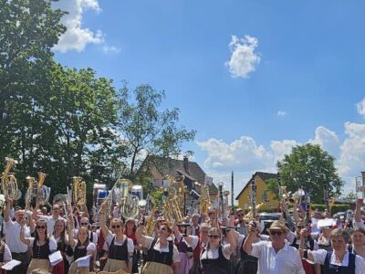 Die Blaskapellen haben in der Großgemeinde Schonungen eine lange Tradition. Insgesamt 7 Kapellen gibt es in allen Ortsteilen. Wie hier auf dem Bild treffen sich die Kapellen jährlich zum Bläsertreffen und geben im Gemeinschaftschor ein beeindruckendes Standkonzert nach dem Festumzug. Die Kapellen dürfen sich zumindest bei gemeindlichen Anlässen künftig über eine erhöhte Gage freuen. (Foto St. Rottmann)