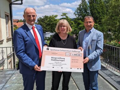 Freute sich über die großzügige Spende für einen Freizeitausflug mit allen Kindern und Betreuern der JuBe Oberlauringen: Heidrun Hennig, mit Roberto Nernosi (links) und Friedel Heckenlauer (rechts). Foto: F. Toleikis-Busching