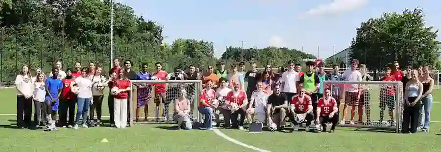 Technik trifft Teamgeist: Rund 150 Jugendliche der Klassenstufen 7 bis 9 haben den FC Bayern Campus in eine Lern- und Bewegungsarena verwandelt. Beim beliebten Sommerevent „Coden & Kicken“ programmierten die Schülerinnen und Schüler unter professioneller Anleitung ihre erste eigene Website – und tauschten im Anschluss Tastatur gegen Fußballschuhe. Die Teilnehmerinnen und Teilnehmer stammten aus sechs Mittel - und Realschulen im Raum München. Mit dabei waren auch Fabian Mehring, Bayerischer Staatsminister für Digitales, Christoph Kern, Präsident des Bayerischen Fußball-Verbandes (BFV), Thomas Ehemann, Head of Digital Fan Experience beim FC Bayern München, Sven Laumer, BFV-Vorstandsmitglied für den Digitalbereich, sowie Birgit Köbl, Head of ReDI School München. Foto: Timmy Joe Schlesinger/BFV