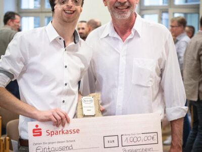 Von links: Preisträger Georg Hofmann und Betreuer Prof. Dr. Ludwig Schlenk bei der Prämierung mit dem ALLOD-Werkstoff-Preis (Foto: THWS/Tobias Hestner)