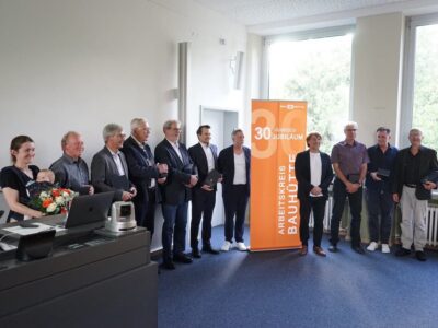 Der Geschäftsleiter des AK Bauhütte und Professor der Fakultät Architektur und Bauingenieurwesen der THWS Gunther Benkert (4. v. re.) gratuliert zum Jubiläum. Von links: Christina Rüttinger-Kirchner, Eduard Michaelski, Prof. Dr.-Ing. Gerald Steinmann, Gründer des AK Prof. Dipl.-Ing. Heinz Volz, Prof. Armin Löhr, Präsident der THWS Prof. Dr. Jean Meyer, Organisator der Geschäftsstelle AK und Technischer Mitarbeiter der Fakultät Horst Hofmann, Dekan der Fakultät Prof. Dr. sc. Christian Schmidle, Leitender Redakteur der Süddeutschen Zeitung München Gerhard Matzig sowie der stellvertretende Vorsitzender der Gesellschaft der Förderer und Freunde der THWS e.V. Prof. Dipl.-Ing. Christian Baumgart (Foto: THWS/Andreas-Thomas Mayer)