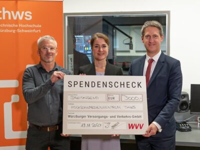Bei der Spendenübergabe im Hochschulmedienzentrum (HMZ) der THWS (v. li.): HMZ-Leiter Stefan Kachur, WVV-Geschäftsführerin Dörte Schulte-Derne und Stefan Hartmann, Kanzler der THWS (Foto: THWS/Tobias Hestner)