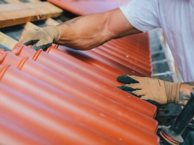 Wer anderen in Schweinfurt professionell aufs Dach steigt, bei dem sollen die Löhne auch mitklettern: Die IG BAU fordert 8 Prozent mehr Lohn für Dachdecker. Foto: IG BAU / Tobias Seifert