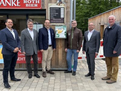 Im Bild von links: Matthias Kress, Leiter Amt für Soziale Leistungen der Stadt Schweinfurt, Sozialreferent Jürgen Montag, Florian Dittert, Vorsitzender „Freunde des Wildparks Schweinfurt e. V., Torsten Ott von den Wildparkfreunden, Baureferent Ralf Brettin und Wildparkleiter Thomas Leier Foto: Stadt Schweinfurt, Anja Lippert-Herold