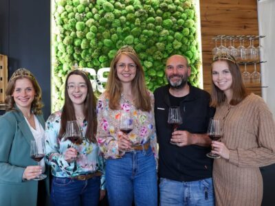 Deutsche Weinprinzessin Jessica Himmelsbach, 66. Fränkischen Weinkönigin Lisa Lehrritter, die Deutsche Weinkönigin Eva Brockmann, Gunter Geiger vom Weingut Geiger und Söhne in Thüngersheim sowie die Deutschen Weinprinzessin Lea Bassler (v. l. n. r. ) auf ihren Besuch im Weinanbaugebiet Franken. Foto: Rudi Merkl/Gebietsweinwerbung Frankenwein-Frankenland GmbH