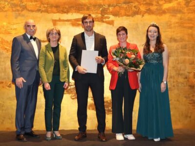 Im Bild (von links): Weinbaupräsident Artur Steinmann, stellvertretende Landrätin Bettina Bärmann, Johannes und Alina Dereser sowie die Fränkische Weinkönigin Lisa Lehritter. Foto: Rudi Merkl/Fränkischer Weinbauverband