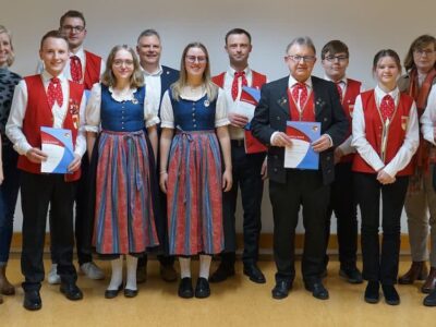 Unser Bild entstand bei der Ehrung der aktiven Musikerinnen und Musiker in der Volkacher Mu- sikschule. Musikschulleiterin Theresa Romes (links vorne), Volkachs 1. Bürgermeister Heiko Bäu- erlein (Mitte hinten) und die Vorsitzende des Nordbayerischen Blasmusikverbands für den Land- kreis Kitzingen, Sibylle Säger (2. V.r.) gratulierten sehr herzlich und dankten für den jahrzehnte- langen Einsatz. Foto: Julia Voll