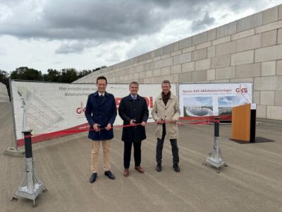 Bild, von links: Landrat Florian Töpper, GKS-Geschäftsführer Dr. Ragnar Warnecke und Oberbürgermeister Sebastian Remelé haben das neue GKS-Zwischenlager am Abfallwirtschaftszentrum Rothmühle Mitte September offiziell freigegeben. Foto: Andreas Lösch/Landratsamt Schweinfurt