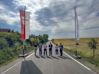 Bild, von links: Die offizielle Freigabe der Kreisstraße SW 55 am Ortsausgang von Mailes erfolgte durch Kristina Reinhart (stellv. Tiefbauamtsleiterin Landratsamt Schweinfurt), Friedel Heckenlauer (Erster Bürgermeister Marktgemeinde Stadtlauringen), Stefan Ebert (Gruppenleiter Firma Strabag), Landrat Florian Töpper, Elina Seifert (Bauleiterin Tiefbau Firma Strabag) und David Nicklaus (Leiter Tiefbauamt Landratsamt Schweinfurt). Foto: Andreas Lösch/Landratsamt