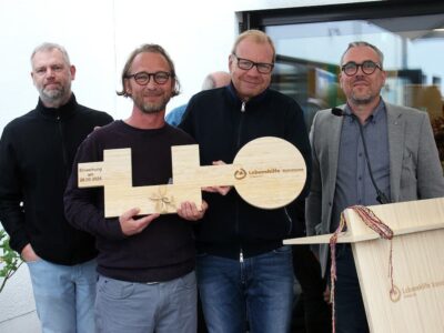 Symbolische Schlüsselübergabe für das neue Lebenshilfe-Wohnheim in der Schweinfurter Jahnstraße (v. l.): Andreas Martha, Bauleiter bei RWP Architekten Ingenieure, Hausleiter Jens Freiwald, Frank Schmierlein, Geschäftsführer von RWP Architekten Ingenieure, und Sascha Turtschany, Leiter der Wohnheime der Lebenshilfe Schweinfurt. Foto: Reto Glemser