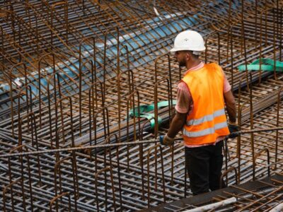 Für Bau-Jobs gibt es mehr Geld. Auch Eisenflechter profitieren davon. Sie bekommen 4,2 Prozent mehr Lohn. Foto: IG BAU, Tobias Seifert