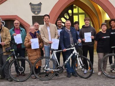 Volkachs Erster Bürgermeister Heiko Bäuerlein freute sich über die große Resonanz bei der vierten Teilnahme von Volkach bei der Aktion Stadtradeln und zeichnete die Teilnehmenden mit Urkunden aus. Foto: Katja Eden