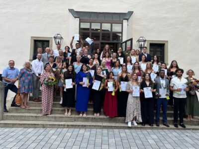 Foto (Karin Kramer): Die erfolgreichen Absolventen der zwei Kurse Pflegefachkraft und des Kurses Pflegefachhilfe mit Vertretern der Politik, der Berufsfachschule und der Kliniken