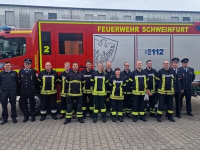 Im Bild (v.l.n.r.): Stadtbrandinspektor Florian Körblein, Kreisbrandmeister Ralf Weippert (Schiedsrichter), Udo Fischer (Schiedsrichter), Dieter Kossack, Julian Bauer, David Dittmann, Toni Schott, Michaela Heimes, Daniel Herterich, Edith Schmidtke, Robert Sims, Dominik Kiesel, Michael Bernert, Matthias Götz, Stadtbrandmeister Michael Spath, Bernd Winkelmann (Schiedsrichter) Foto: Dennis Herrchen