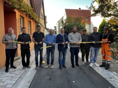 Ein weiteres wichtiges Infrastruktur-Projekt wurde nun offiziell abgeschlossen und für den Verkehr freigegeben. Es freuen sich v.l.: Tim Rengier (Bauverwaltung VG Volkach), Artemi Schmick (Fa. Hoch & Tiefbau Müller), Martin Barthelme (Fa. Hoch & Tiefbau Müller), Bernd Riedlmeier (Fa. Newo Bau), Volkachs 1. Bürgermeister Heiko Bäuerlein, Matthias Adami (Weimann Ingenieure), Johannes Kremer (Newo Bau), André Brezina (Leiter Bauverwaltung VG Volkach) und Alois Dittmann (Wasserwart Stadt Volkach). Foto: Katja Eden
