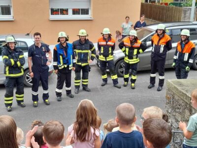 Mit großem Eifer und Interesse waren die Kinder des Kindergartens Obervolkach beim „Blaulicht-Projekt“ dabei. Zu Besuch waren die Polizei, die Feuerwehr und das BRK gekommen. Foto: Christine Sendner/ Corinna Berthel