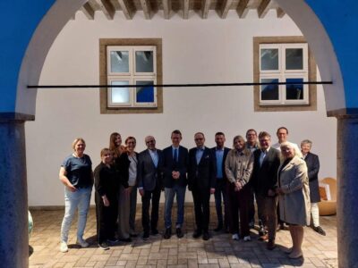 Im Bild v. l. n. r.: Städtepartnerschaftsbeauftragte Karolin Große, Leena Kråknäs, Elina Teitti, Katariina Vestergård (hinten), Pekka Hautamäki, Oberbürgermeister Sebastian Remelé, Sami Mäntymäki, Thomas Herrmann, Auszubildende Sophia Anderson, Helmuth Backhaus, Schulreferent Jürgen Montag, Jugendamtsleiter Thorsten Schubert, Zweite Bürgermeisterin Sorya Lippert und Kulturamtsleiterin Andrea Brandl Bild: Marie Meyer