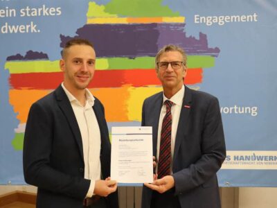 Vereidigung als neuer Sachverständiger für das Handwerk (v. l.): Andreas Förth, Maler- und Lackierermeister aus Großlangheim, und Michael Bissert, Präsident der Handwerkskammer für Unterfranken. Foto: Nadine Heß