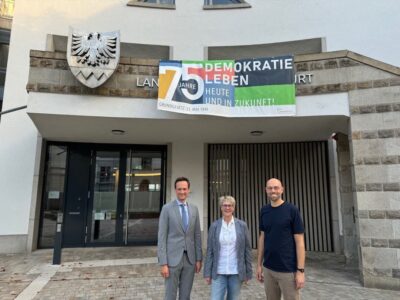 Im Bild, von links: Landrat Florian Töpper, Kreisjugendpflegerin Bettina Stampf und Götz Kolle vom Bezirksjugendring setzen sich gemeinsam mit den Gemeinden des Landkreises Schweinfurt für politische Jugendbildung ein. Foto: Andreas Lösch/Landratsamt Schweinfurt