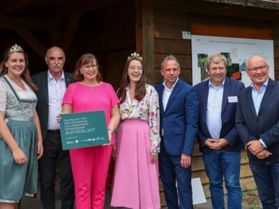 Übergabe mit Umweltminister Thorsten Glauber: Nordheimer Weinprinzessin Antonia Kraiss, Weinbaupräsident Artur Steinmann, Nordheimer Bürgermeisterin Sibylle Säger, 66. Fränkische Weinkönigin Lisa Lehritter, Umweltminister Thorsten Glauber, Behördenleiter des Amts für Ländliche Entwicklung Jürgen Eisentraut, Dr. Hermann Kolesch (v. l. n. r.). Foto: Rudi Merkl/Fränkischer Weinbauverband e. V.