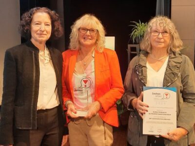 Sabine Finke, Maria-Theresia Rudloff und Brigitte Pfeuffer (v.l.) von den Laienhelferinnen Werneck des Sozialdienst katholischer Frauen e.V. Schweinfurt freuen sich über die Auszeichnung ihres jahrelangen Engagements im Rahmen der Aktion „Zeichen setzen“. Foto: Karin Kern