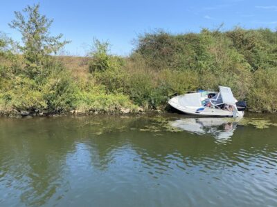Foto: R.Neun, WSP Schweinfurt: Sportboot, welches am 08.09.2024 mit dem Ufer kollidierte und von dort geborgen werde musste
