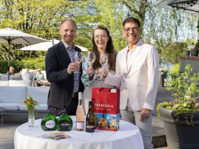 Premiere für Frankens Weinkönigin Lisa Lehritter in Schweden. Gemeinsam mit den Tourismusfachleuten von Franken Tourismus und der Region Fränkisches Weinland wurde in Stockholm die Werbetrommel für eine Urlaubsreise zum Frankenwein gerührt. Foto v. l. Jörg Hentschel (Tourismusverband Franken), Frankens Weinkönigin Lisa Lehritter, Marco Maiberger (Geschäftsführer Fränkisches Weinland Tourismus GmbH)