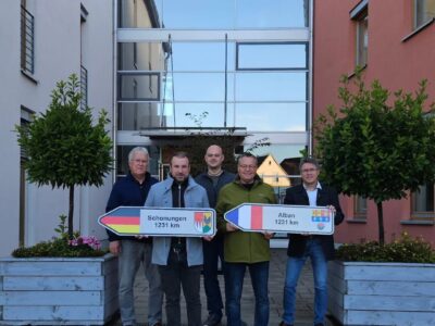 Das Foto zeigt von links 3. Bürgermeister Bernd Götzendörfer, 1. Bürgermeister Stefan Rottmann, Bauhofleiter Philipp Nees, 2. Bürgermeister Jürgen Geist und Geschäftsleiter Gerald Schmidt. (Foto Sebastian Heurich)