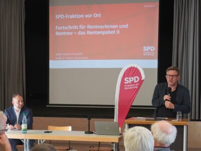 MdB Markus Hümpfer und MdB Dr. Martin Rosemann im Gespräch am Pfarrsaal Christkönig in Schweinfurt, Foto: Benno Küllmer