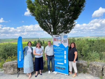 Sie freuen sich über die neuen Gemeinde-Apps für Nordheim, Sommerach und Volkach: v.l. ILE-Umsetzungsbegleitung Theresa Ott, Nordheims 1. Bürgermeisterin Sibylle Säger, Volkachs 1. Bürgermeister Heiko Bäuerlein und Sommerachs 1. Bürgermeisterin Elisabeth Drescher. Foto: Katja Eden