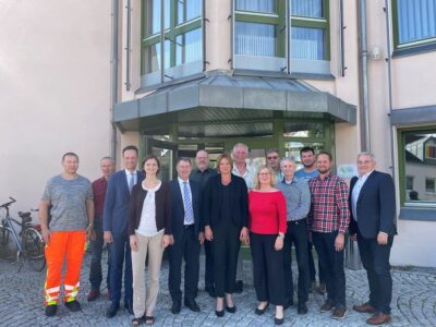 Erste Bürgermeisterin Simone Seufert (mittig) freute sich zusammen mit Gemeinderatsmitgliedern und Mitarbeitenden aus der Verwaltung beim Gemeindedialog in Euerbach Landrat Florian Töpper (3. von links) und Verantwortliche aus den Fachbereichen des Landratsamtes begrüßen zu dürfen. Foto: Selina Weber