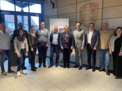 Erster Bürgermeister Ludwig Nätscher (3. von rechts) freute sich zusammen mit Gemeinderatsmitgliedern und Mitarbeitenden aus der Verwaltung beim Gemeindedialog in Poppenhausen Landrat Florian Töpper (4. von rechts) und Verantwortliche aus den Fachbereichen des Landratsamtes begrüßen zu dürfen. Foto: Daniela Beiergrößlein/Gemeinde Poppenhausen