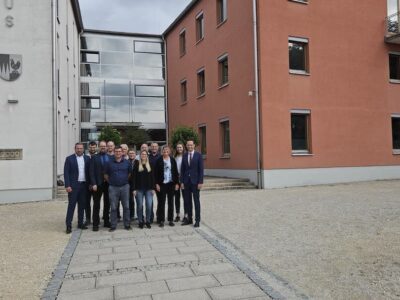 Bürgermeister Stefan Rottmann (links) empfing Landrat Florian Töpper (rechts) und Mitarbeitende des Landratsamts zum Gemeindedialog im Rathaus Schonungen. Foto: Gemeinde Schonungen