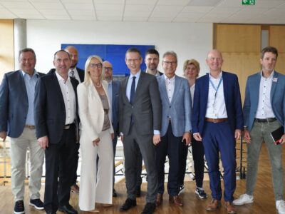 Im Bild von links nach rechts die Teilnehmer des Runden Tisches in der IHK in Schweinfurt: Dieter Pfister, Maincor Rohrsysteme GmbH, der bayerische Wirtschaftsminister Hubert Aiwanger, Dr. Sascha Genders, IHK Würzburg-Schweinfurt, Caroline Trips, IHK Würzburg-Schweinfurt, Thomas Burkhardt, Geschäftsführer SKF Schweinfurt, Oberbürgermeister Sebastian Remelé, Christian Scheller, Geschäftsführer Bauteilprüfzentrum Scheller GmbH, Jürgen Bode, IHK Würzburg-Schweinfurt, Dr. Anna Barbara Keck, Finanzreferentin der Stadt Schweinfurt, Manfred Süß, Standortleiter ZF Friedrichshafen AG, Thomas Höhn, 1. Bevollmächtigter IG Metall Schweinfurt Foto: Stadt Schweinfurt, Kristina Dietz