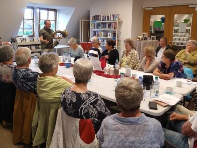 Erster Bürgermeister Christian Keller erläutert den interessierten Zuhörern den Aufbau seines Tenorhelikons