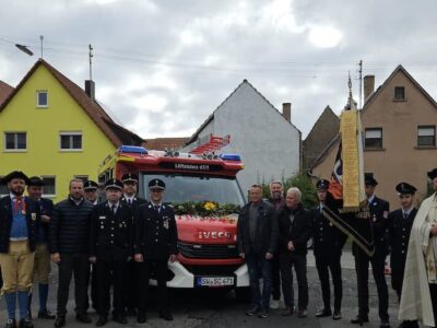 Das Foto zeigt von links die Gemeinderäte Sebastian Lösch und Alexander Nicklaus, Bürgermeister Stefan Rottmann, Kreisbrandrat Holger Strunk, Kreisbrandmeister Thomas Eberl, Kreisbrandinspektor Florian Zippel, Kommandant Bruno Liszka, 2. Bürgermeister Jürgen Geist, Gemeinderat Alexander Geyer und 3. Bürgermeister Bernd Götzendörfer. (Foto Lisa Barthel)