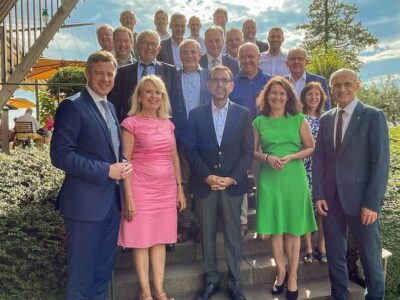 Teilnehmerinnen und Teilnehmer der gemeinsamen Klausurtagung der Bezirksverbände Ober- und Unterfranken des Bayerischen Landkreistags, erste Reihe von links nach rechts: Landrat und Bezirksverbandsvorsitzender Oberfrankens Dr. Oliver Bär (Hof), Landrätin Tamara Bischof (Kitzingen), CSU-Fraktionsvorsitzender im Bayerischen Landtag Klaus Holetschek, Landrätin Sabine Sitter (Main-Spessart), Landrat und Bezirksverbandsvorsitzender Unterfrankens Wilhelm Schneider (Haßberge), zweite Reihe von links nach rechts: Landrat Johann Kalb (Bamberg), Bezirkstagspräsident von Unterfranken Stefan Funk, Landrat Thomas Habermann (Rhön-Grabfeld), Regierungspräsident von Unterfranken Dr. Eugen Ehmann, Geschäftsführendes Präsidialmitglied des Bayerischen Landkreistags Andrea Degl, hinten von links nach rechts: stellvertretender Landrat Helmut Fischer (Lichtenfels), Regierungspräsident von Oberfranken Florian Luderschmid, Landrat Thomas Bold (Bad Kissingen), Abteilungsleiter Dr. Christian Hofer des Bayerischen Landkreistags, Landrat Peter Berek (Wunsiedel i.Fichtelgebirge), Landrat Elmar Stegmann (Lindau, Bodensee), Ministerialdirektor Dr. Rüdiger Detsch des Bayerischen Staatsministeriums für Umwelt und Verbraucherschutz, Landrat Dr. Hermann Ulm (Forchheim), Landrat Klaus Peter Söllner (Kulmbach), Landrat Thomas Eberth (Würzburg), Landrat Dr. Alexander Legler (Aschaffenburg) Bild: Lara Meister – Bezirksverband Oberfranken