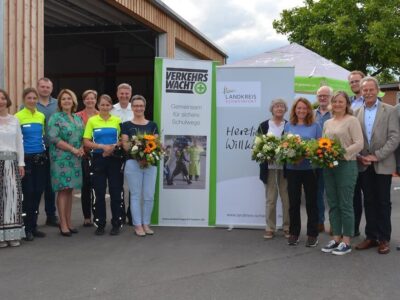 Von links, vordere Reihe: Kathrin Mehrl (Sparkasse Schweinfurt-Haßberge), Sabrina Benz (Verkehrserzieherin Polizei Schweinfurt), Landtagsabgeordnete Martina Gießübel, Annalena Ludwig (Verkehrserzieherin Polizei Schweinfurt), Diana Ruppert, die Geehrten Barbara Hertlein, Stefanie Schüch und Ludmilla Goller mit Paul Knoblach und Landrat Florian Töpper; hintere Reihe: Kreisbauhofleiter Maurice-Riccardo Schmitt, Stefanie Schiffer (Schulamtsdirektorin), Markus Hack (Polizeidirektor Polizeiinspektion Schweinfurt), Adi Schön (Vorsitzender der Verkehrswacht Schweinfurt) und Christoph Saubert (stellv. Vorsitzender Verkehrswacht Schweinfurt), Foto: Melina Bosbach/Landratsamt Schweinfurt