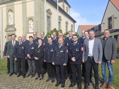 Für 25 Jahre aktive Dienstzeit wurden: Andreas Klopf, Udo Fischer, Stefan Saal, Martina Saal, Fabian Pötzl, Johannes Kind, Andre Dusel, Martina Klinger, Michael Klinger, Ronny Geier, Daniel Halbig und Steffen Mantel geehrt. 40 Jahre sind Hermann Doile, Norbert Schmitt, Gerhard Zängerlein, Martin Kaiser und Rainre Biegner im Dienst. Foto Simone Mai