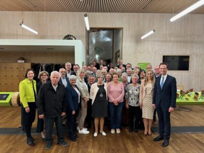 Die geehrten Ehrenamtlichen gemeinsam mit Landrat Florian Töpper (rechts) und seinen Stellvertretungen Christine Bender, Bettina Bärmann (von links) sowie Thomas Vizl (Fünfter von links). Foto: Lösch/Landratsamt Schweinfurt