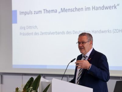 Jörg Dittrich, Präsident des Zentralverbands des Deutschen Handwerks (ZDH), nutzte seinen Impuls beim Handwerkerforum der Handwerkskammer, um die gegenwärtigen Herausforderungen für Handwerksbetriebe zu skizzieren und gleichzeitig die Zukunftschancen aufzuzeigen. Foto: Rudi Merkl
