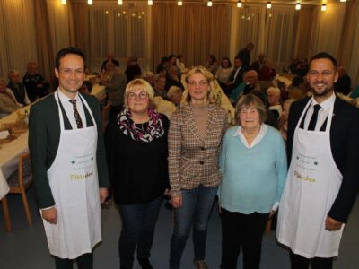 (von links): Landrat Florian Töpper, Birgit Kirbye (Sozialdienstleitung), Geschäftsführerin Simone Falkenstein, Heimbeiratsvorsitzende Steffi Reith und Bürgermeister Sebastian Hauck. Die beiden Kommunalpolitiker bekamen von Steffi Reith Schürzen ausgehändigt, was als Einladung zum vorweihnachtlichen Plätzchenbacken im Kreisaltenheim zu verstehen war. Töpper und Hauck sagten ihre Teilnahme zu. Foto: Roland Maul