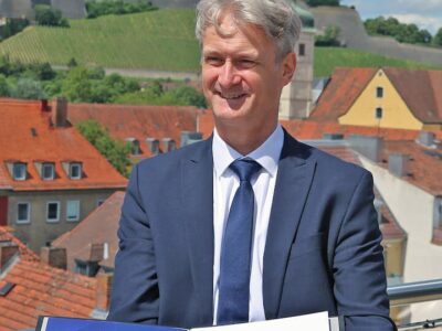 Prof. Dr. Herrmann, Fakultät Kunststofftechnik und Vermessung, mit der Auszeichnungsurkunde und Verdienstplakette der DKG (Foto: THWS/Anne Speda)