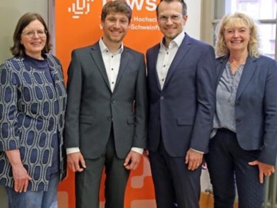 Von links: Die Dekanin der Fakultät Angewandte Sozialwissenschaften Prof. Dr. Dagmar Unz begrüßt den neuen Nachwuchsprofessor Dr. Andreas Wertgen gemeinsam mit dem THWS‐Präsidenten Prof. Dr. Jean Meyer und der Gesamtprojektleiterin für das ProPere‐Projekt Prof. Dr. Gabriele Saueressig (Foto: THWS/Anne Speda)
