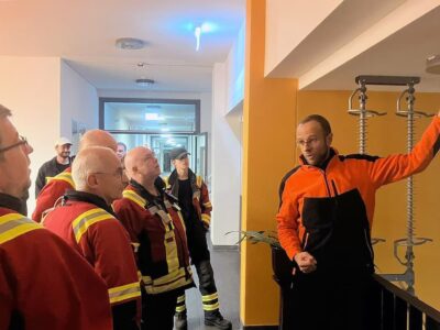 Prof. Dr. Markus H. Zink (re.) erläutert den Aufbau von Hochspannungsisolatoren an einem Anschauungsmodell der Technischen Hochschule (Foto: THWS/Martin Spiertz)